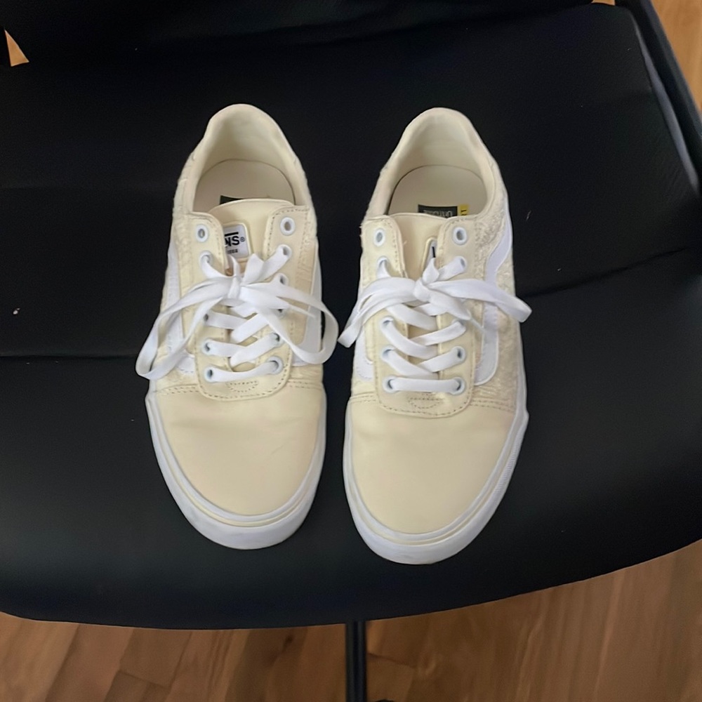 Vans size 7.5 yellow deluxe comfort sneaker